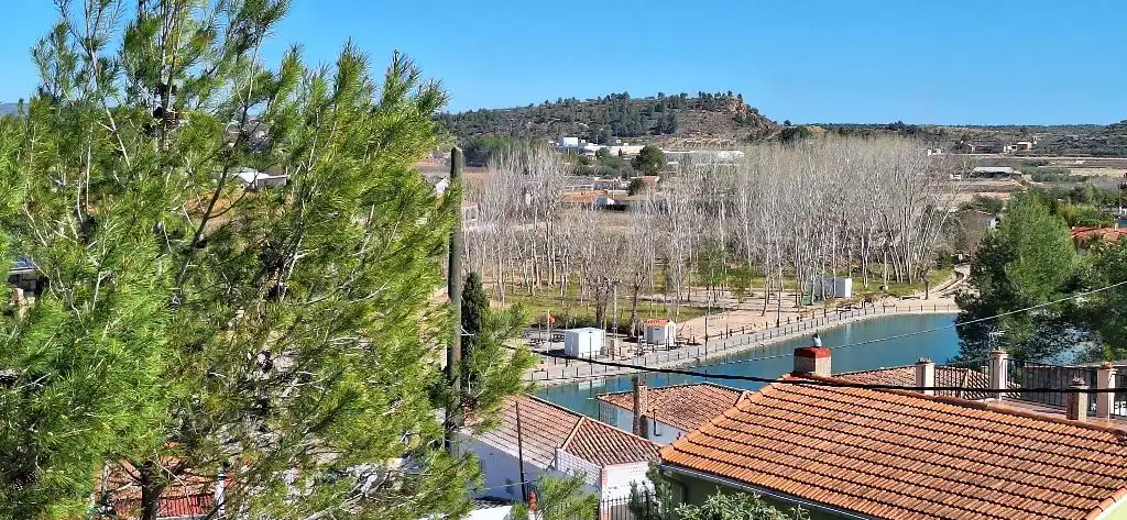 Vista exterior de Casa o xalet en venda en Navarrés amb Jardí privat, Terrassa i Piscina