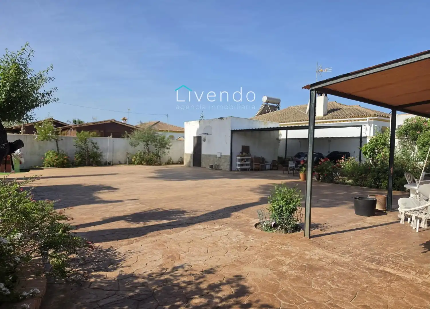 Vista exterior de Casa o xalet en venda en Chiclana de la Frontera amb Aire condicionat, Traster i Piscina