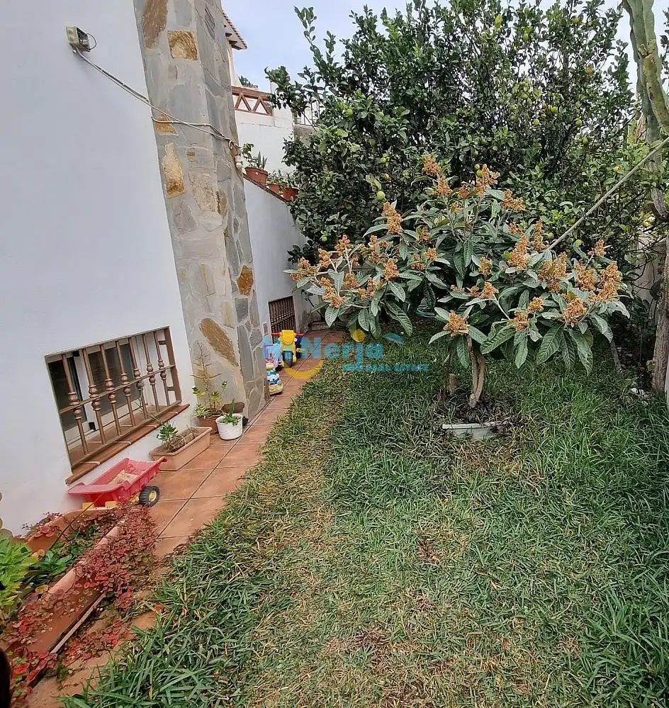 CHALET PAREADO 4 DORMITORIOS CON JARDÍN , SOTANO TERRAZA Y PATIO CON BARBACOA  2 PLAZAS DE PARKING  NERJA, Bild 5