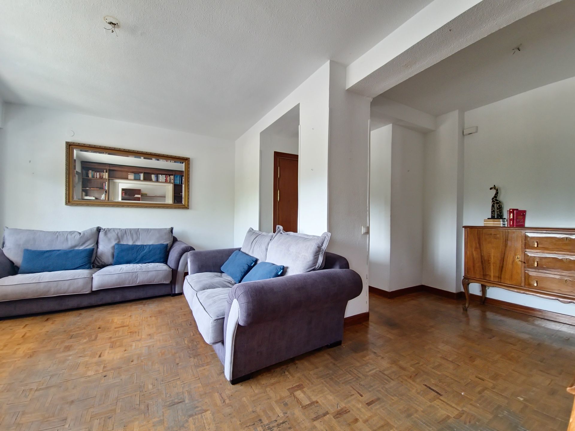 Living room of Flat for sale in  Madrid Capital  with Air Conditioner, Heating and Parquet flooring