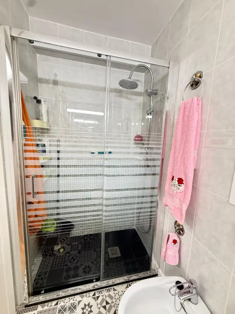 Bathroom of Flat for sale in Madrid  with Air Conditioner and Heating