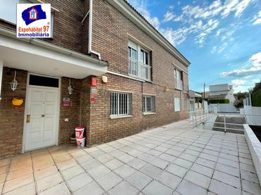 Casa a schiera con piscina in vendita a Carrer JOAQUIM MIR
