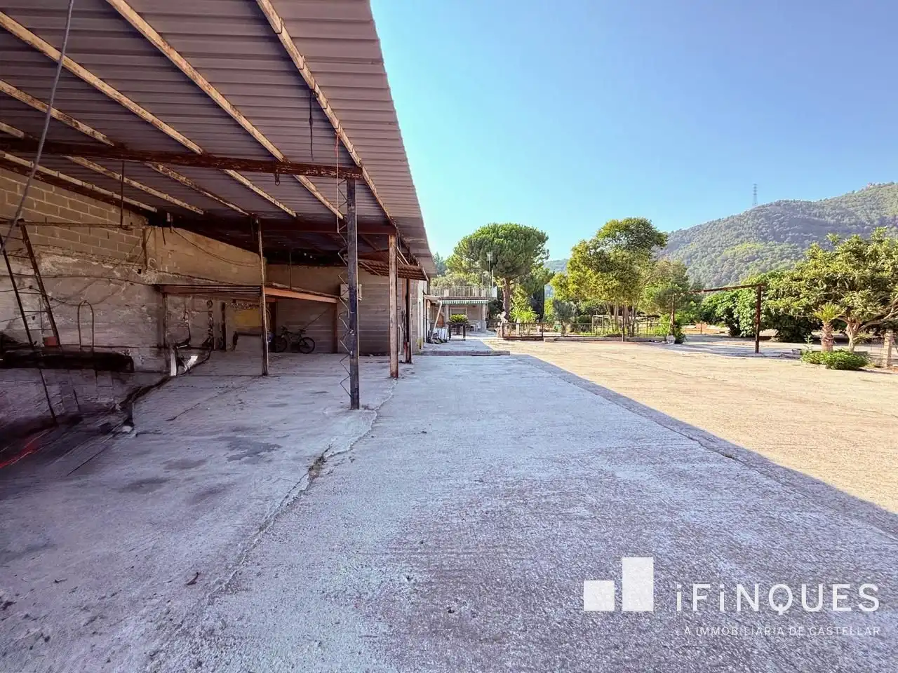 Vista exterior de Finca rústica en venda en Castellar del Vallès amb Aire condicionat, Jardí privat i Terrassa
