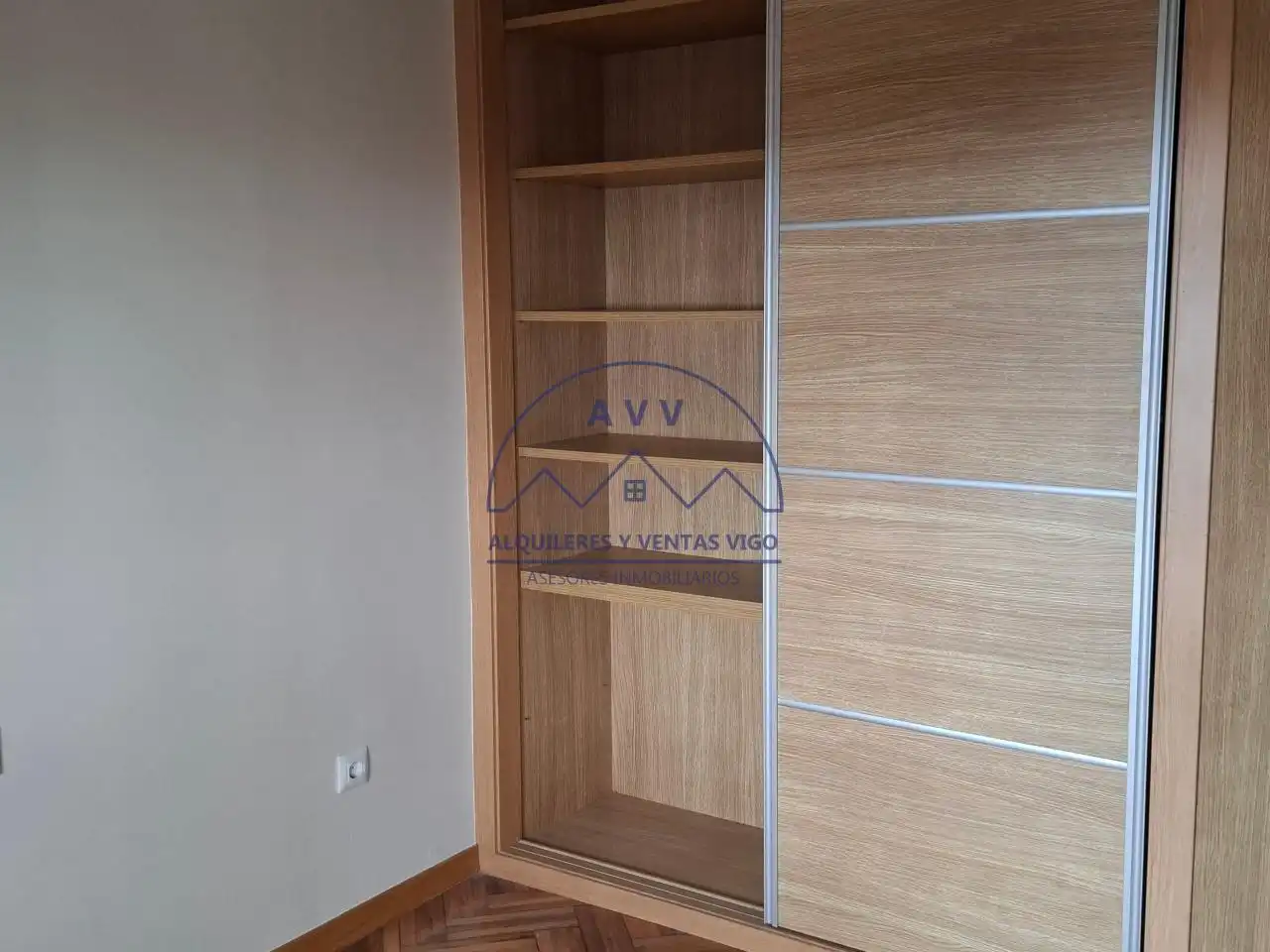 Bedroom of Flat for rent in Vigo   with Parquet flooring