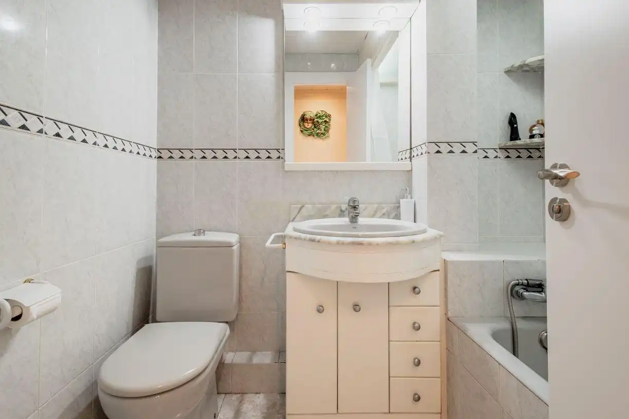 Bany de Apartament en venda en Sant Joan Despí amb Aire condicionat