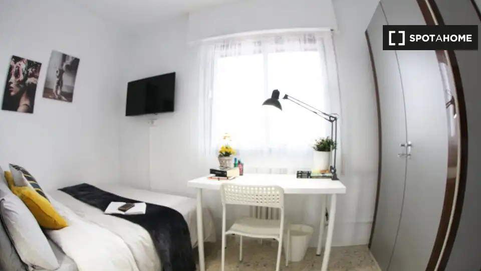 Bedroom of Flat for rent in Madrid  with Air Conditioner, Heating and Furnished