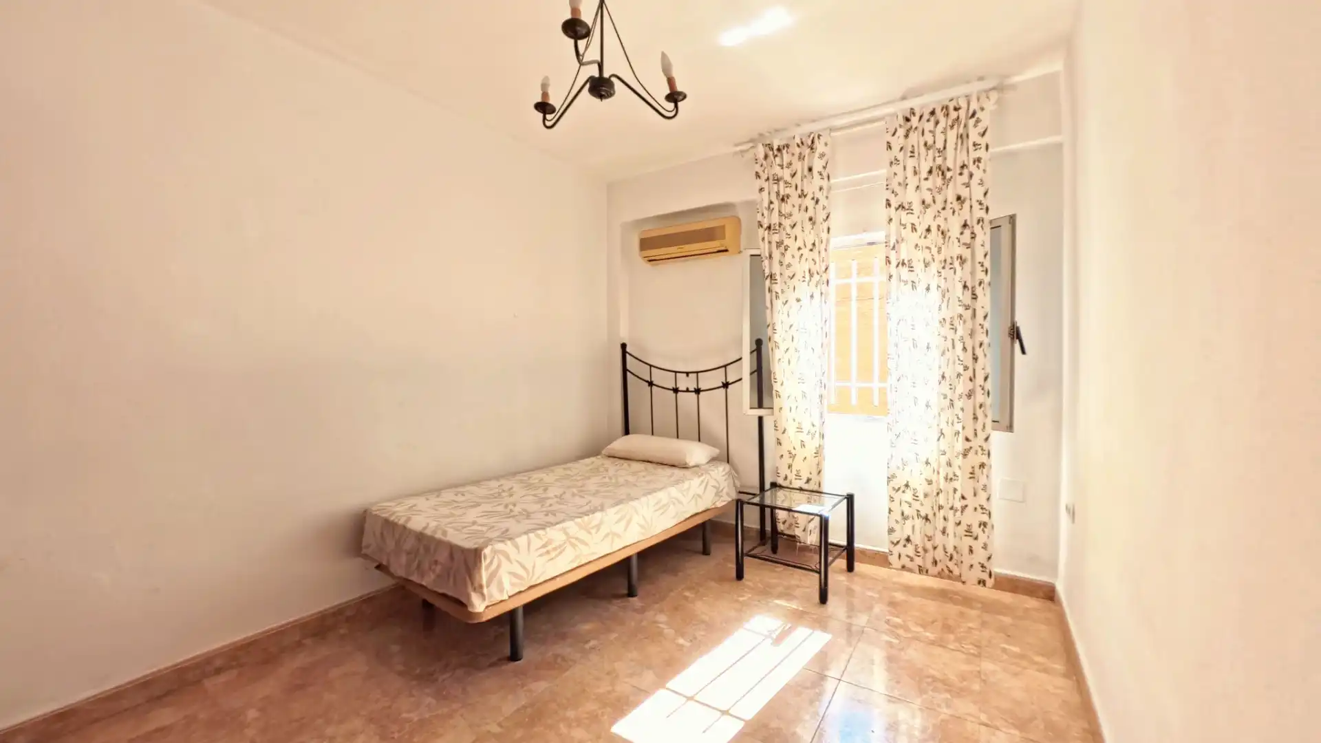 Bedroom of Flat for sale in Sevilla  with Air Conditioner, Furnished and Balcony