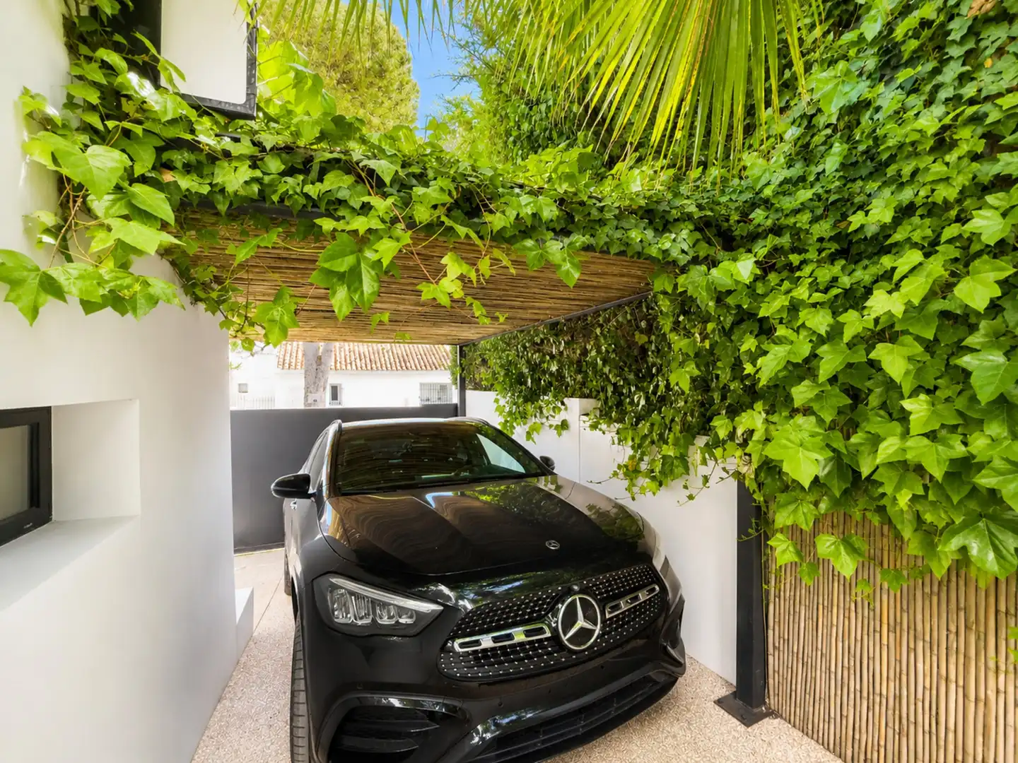 Aparcament de Casa o xalet en venda en Marbella amb Aire condicionat, Jardí privat i Terrassa