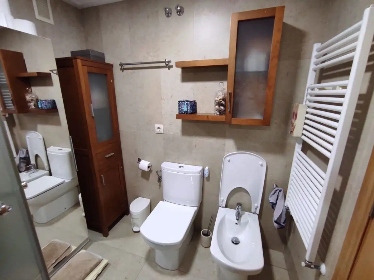Badezimmer von Wohnung zur Miete in Albacete mit Klimaanlage, Heizung und Parkett
