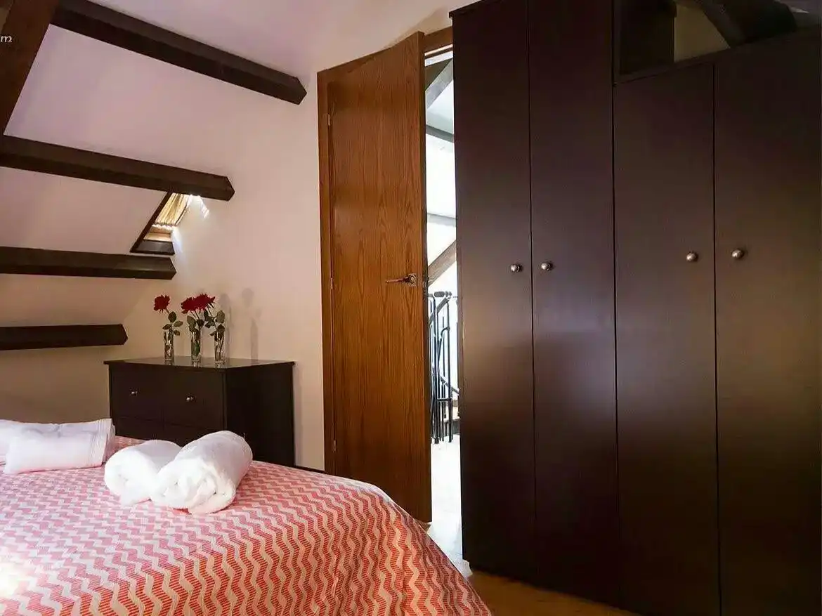 Schlafzimmer von Wohnung zur Miete in Carnota mit Möbliert und Balkon