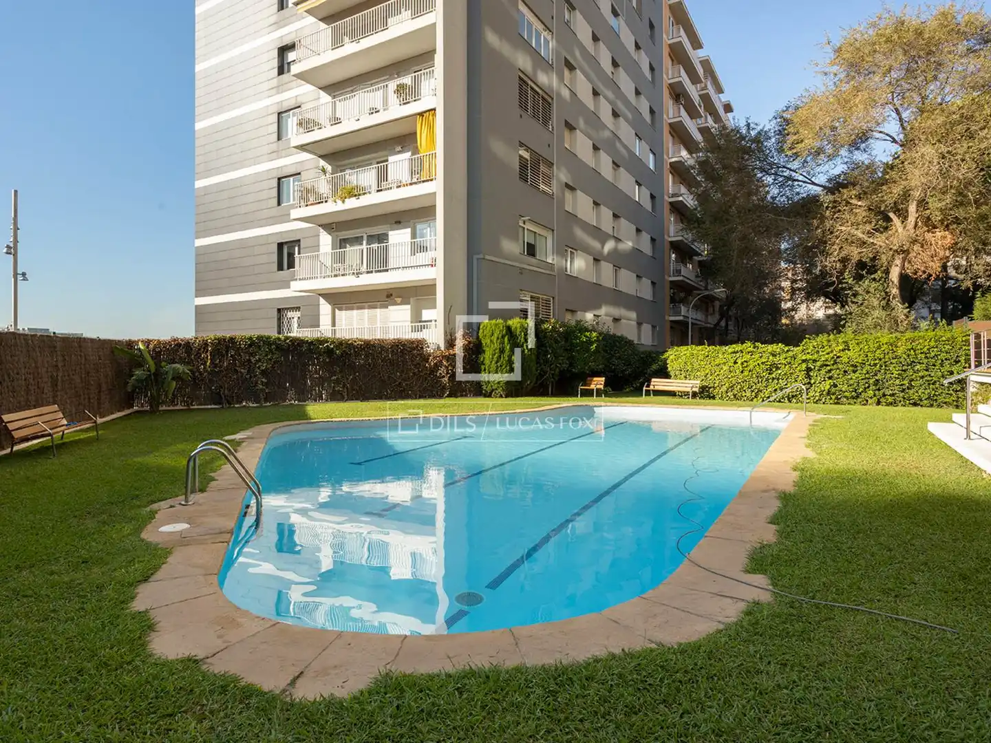 Piscina de Pis en venda en Barcelona amb Aire condicionat, Terrassa i Balcó