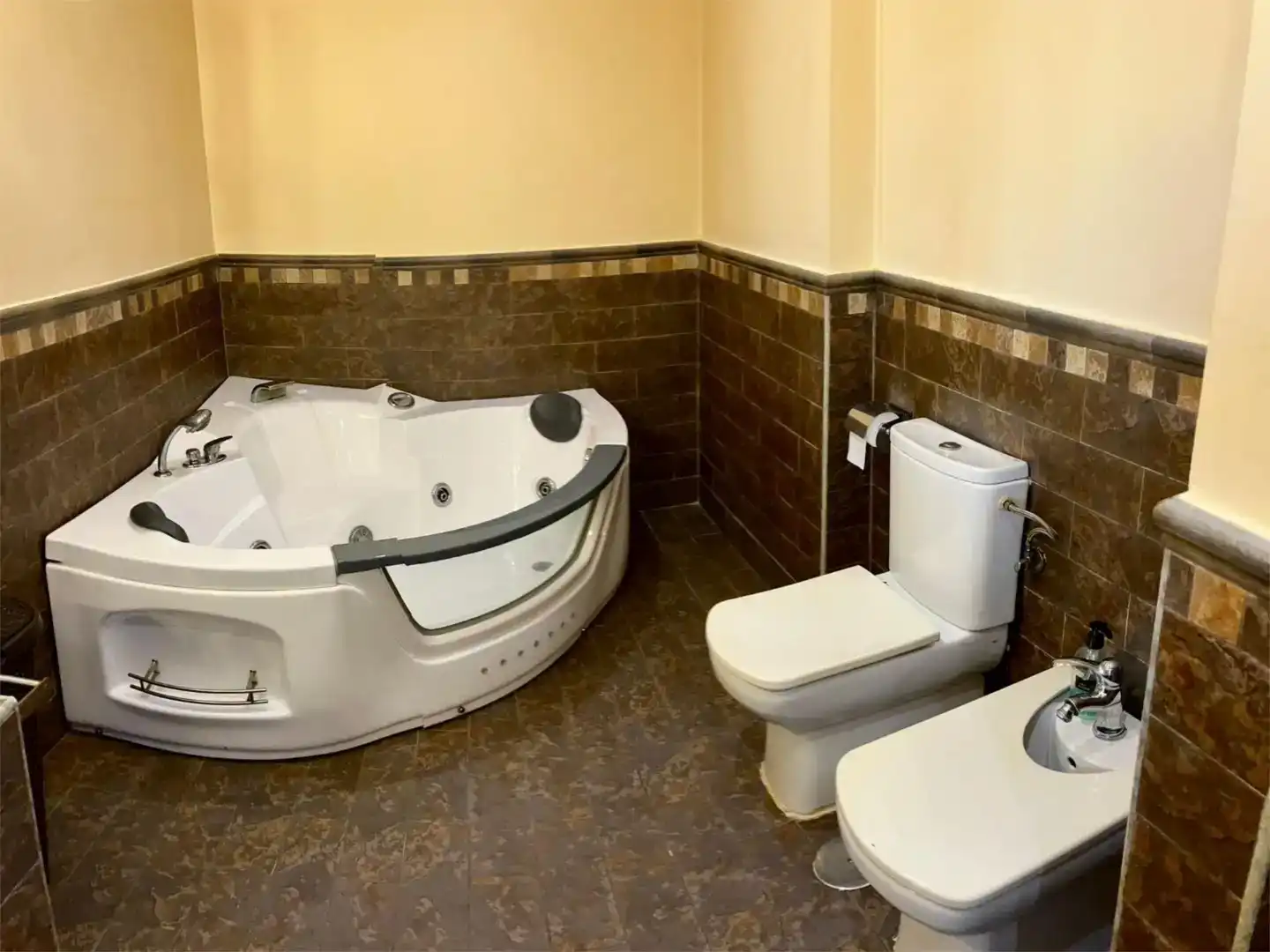 Baño de Piso en venta en Villar del Olmo con Aire acondicionado, Jardín privado y Parquet