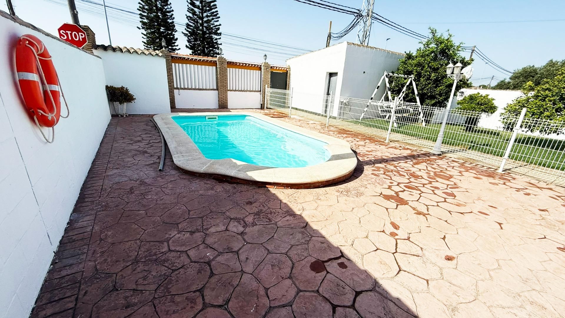 Piscina de Casa o xalet en venda en Chiclana de la Frontera amb Calefacció, Jardí privat i Traster