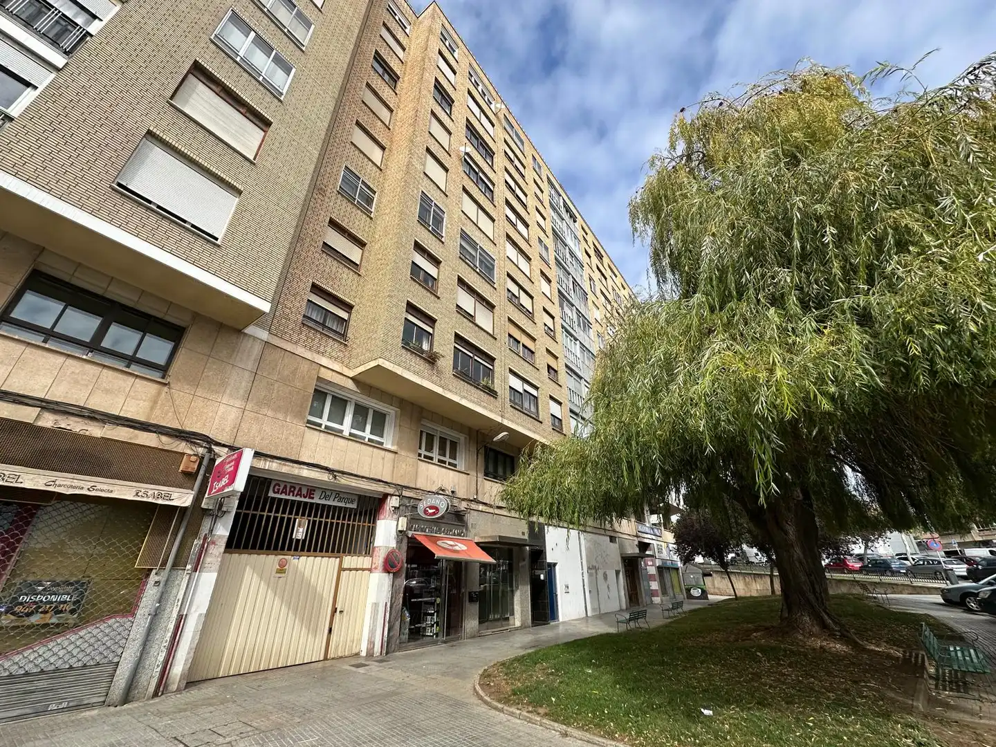 Vista exterior de Oficina en venda en Burgos amb Calefacció i Moblat
