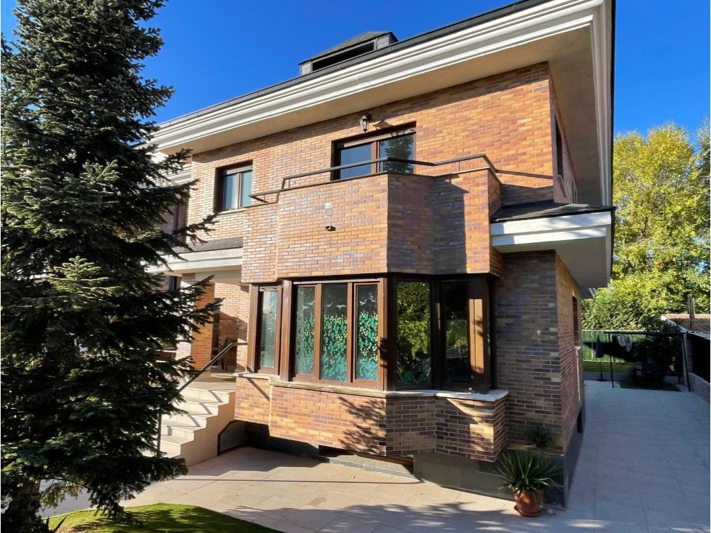 Vista exterior de Casa adosada en venda en Las Rozas de Madrid amb Terrassa i Piscina