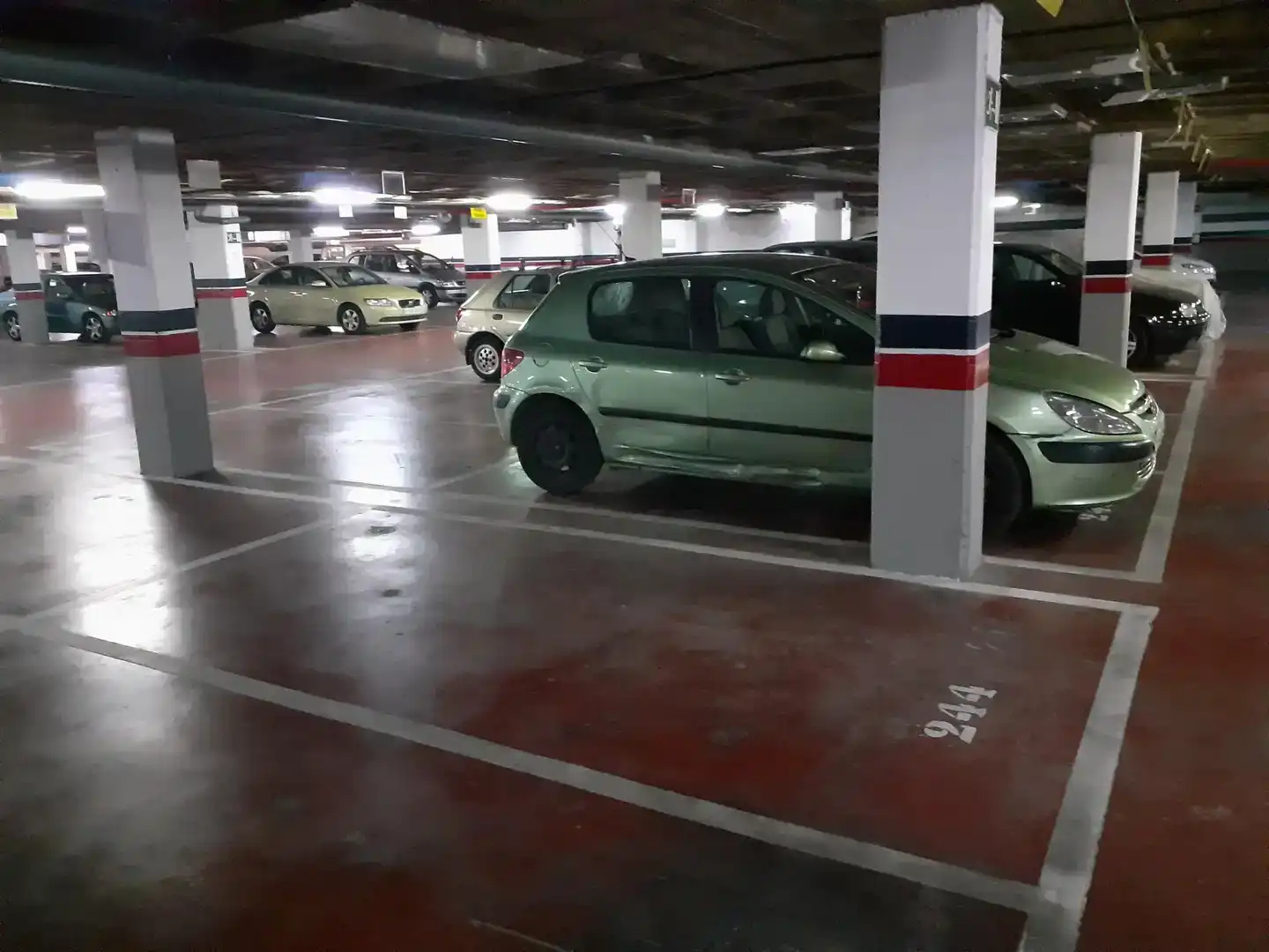 Parking of Garage for rent in Sur