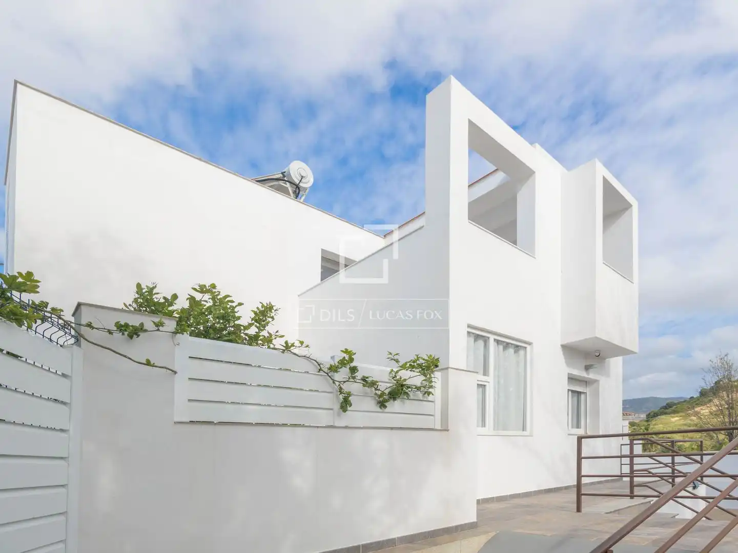 Vista exterior de Casa o xalet en venda en Benalmádena amb Aire condicionat, Calefacció i Jardí privat