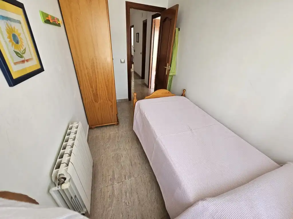 Schlafzimmer von Einfamilien-Reihenhaus zum Verkauf in Calafell mit Klimaanlage, Heizung und Privatgarten