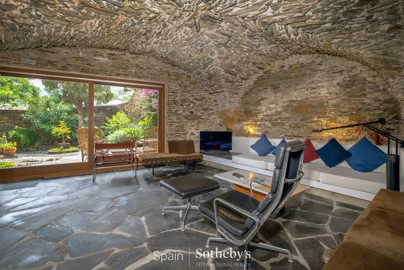 Sala d'estar de Casa o xalet en venda en Cadaqués amb Aire condicionat, Jardí privat i Terrassa