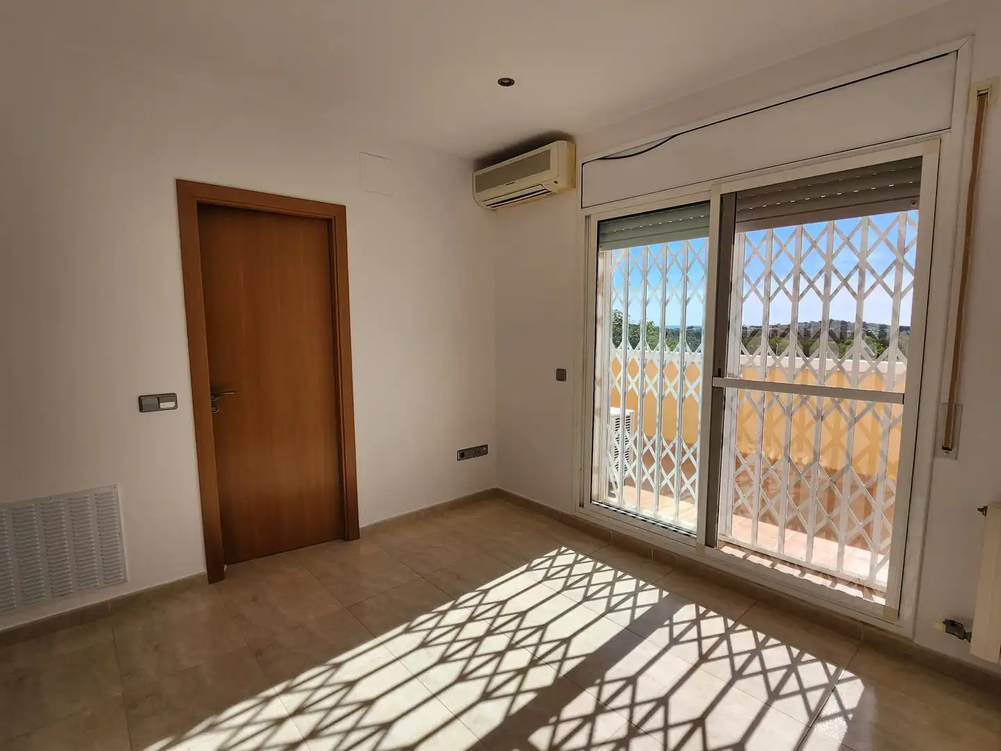 Habitación de Casa adosada en venta en Roda de Berà con Aire acondicionado, Calefacción y Terraza