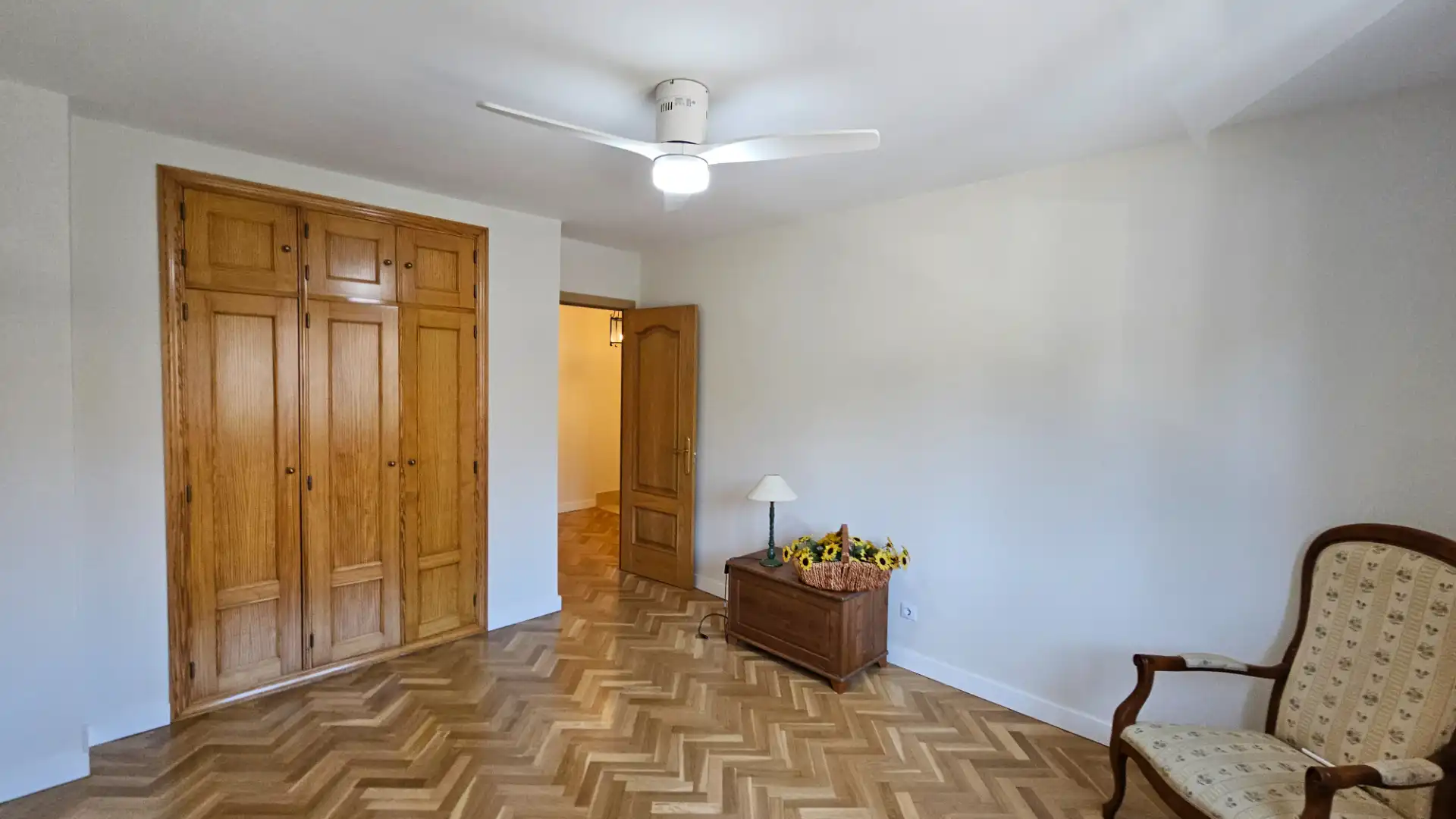 Dormitori de Casa adosada en venda en Las Rozas de Madrid amb Calefacció, Jardí privat i Parquet