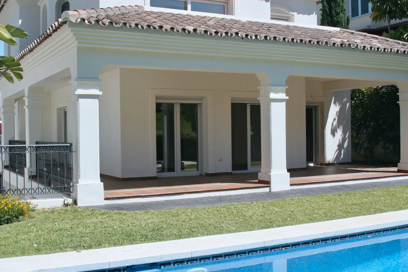 Vista exterior de Casa o xalet en venda en Marbella amb Aire condicionat, Calefacció i Jardí privat