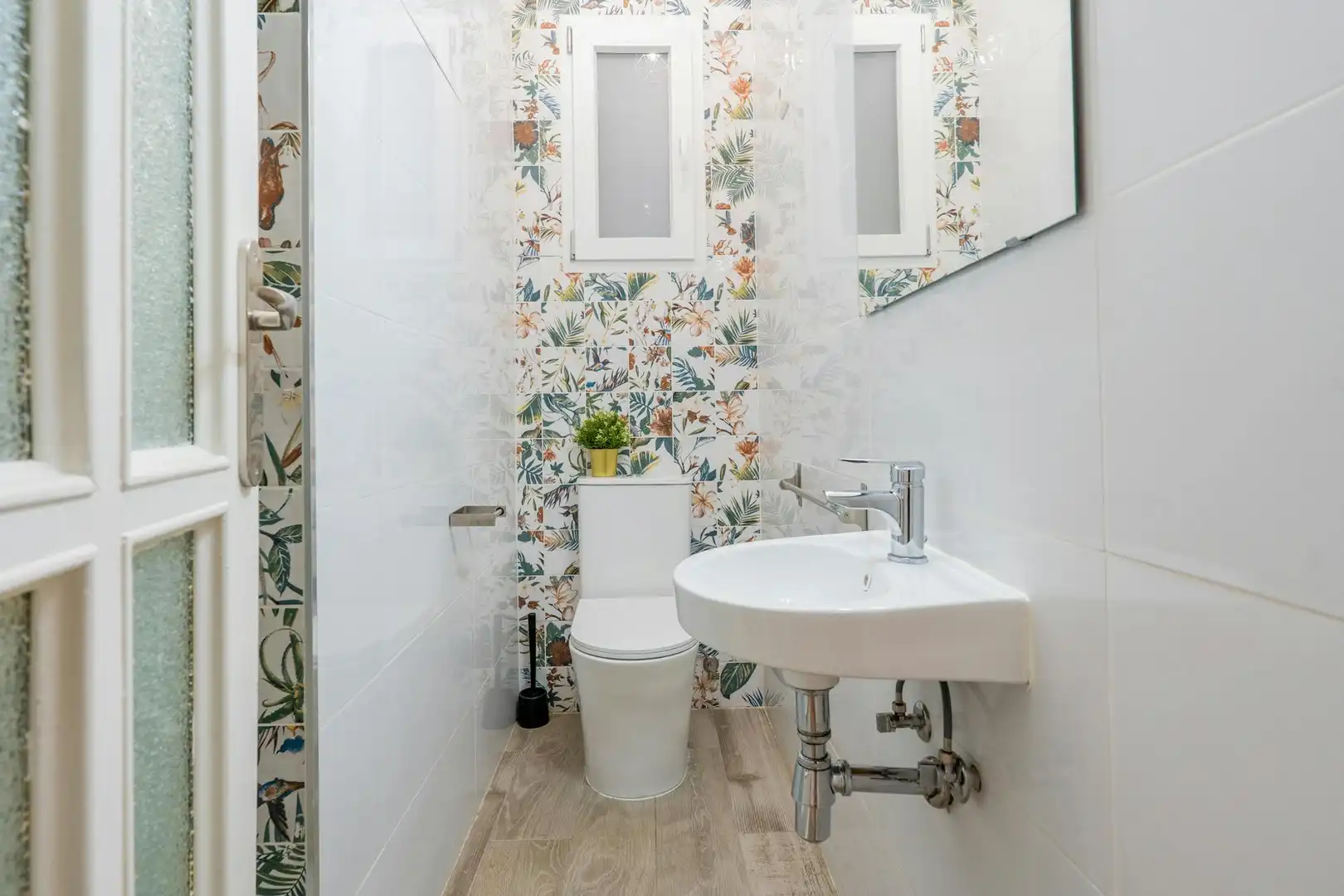 Badezimmer von Wohnung zur untervermieten in Valencia mit Waschmaschine und Fernseher