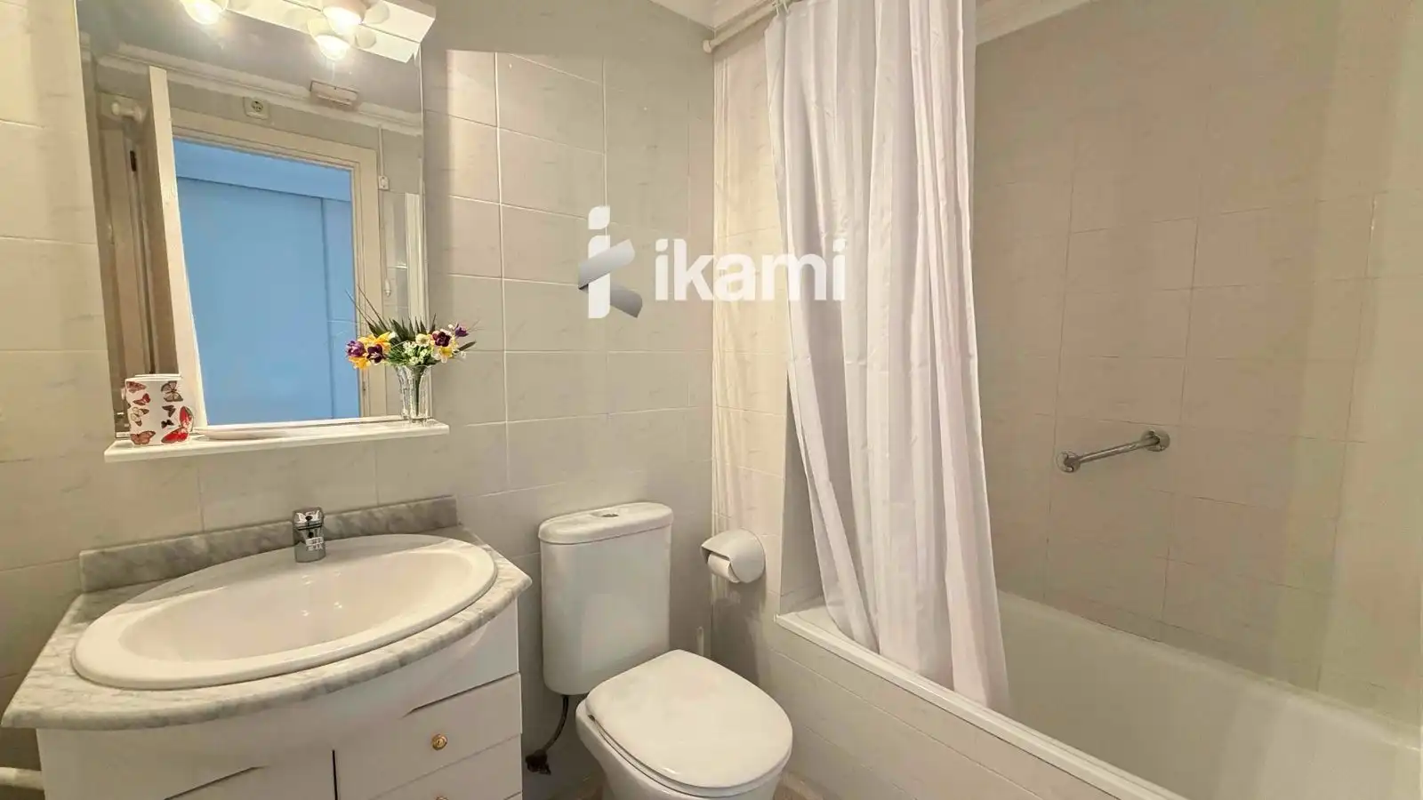 Badezimmer von Dachboden zur Miete in Empuriabrava mit Klimaanlage, Heizung und Terrasse
