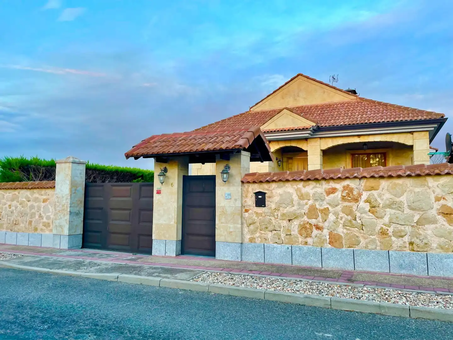 Vista exterior de Casa o xalet en venda en Carrascal de Barregas amb Jardí privat, Terrassa i Traster