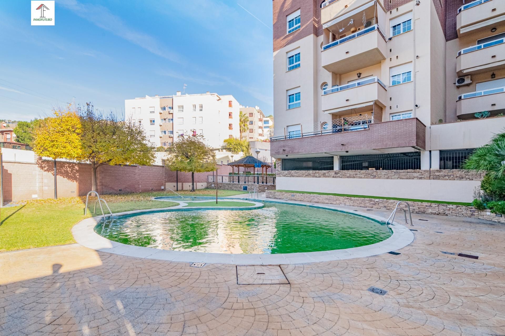 Piscina de Pis en venda en  Granada Capital amb Calefacció, Traster i Piscina comunitària