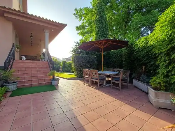 Terrassa de Casa o xalet en venda en Vigo  amb Calefacció, Jardí privat i Parquet