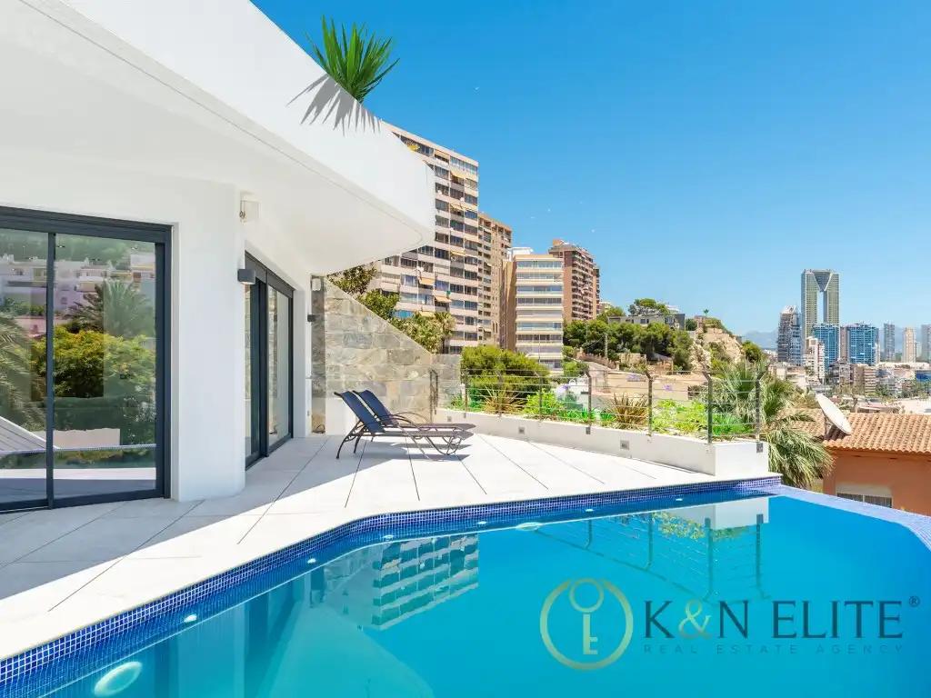 Vista exterior de Dúplex en venta en Benidorm con Aire acondicionado y Piscina