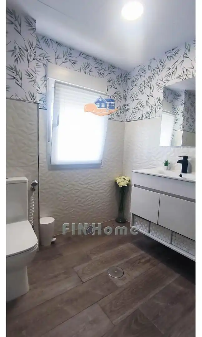 Bathroom of Flat for sale in Sevilla  with Air Conditioner, Heating and Furnished