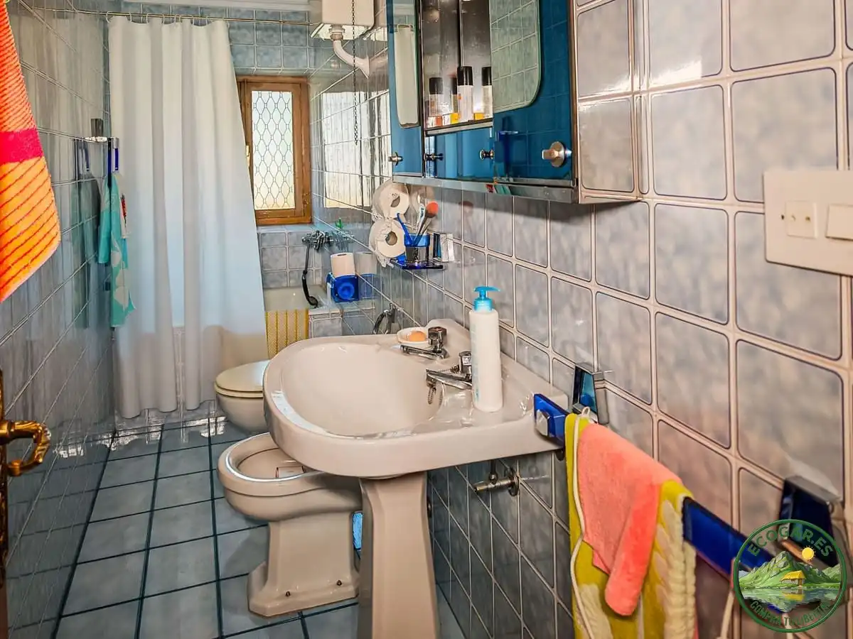 Bany de Casa o xalet en venda en Vega de Valcarce amb Calefacció, Jardí privat i Parquet