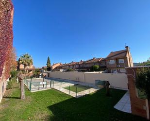 Vista exterior de Casa adosada en venda en Alcalá de Henares amb Aire condicionat, Calefacció i Jardí privat