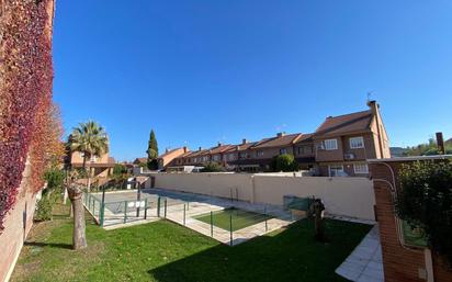 Exterior view of Single-family semi-detached for sale in Alcalá de Henares  with Air Conditioner, Heating and Private garden