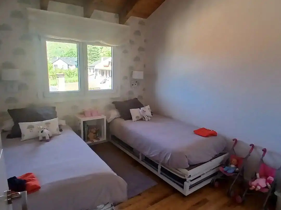 Bedroom of Duplexes for sale in Alp  with Parquet flooring, Storage room and Furnished