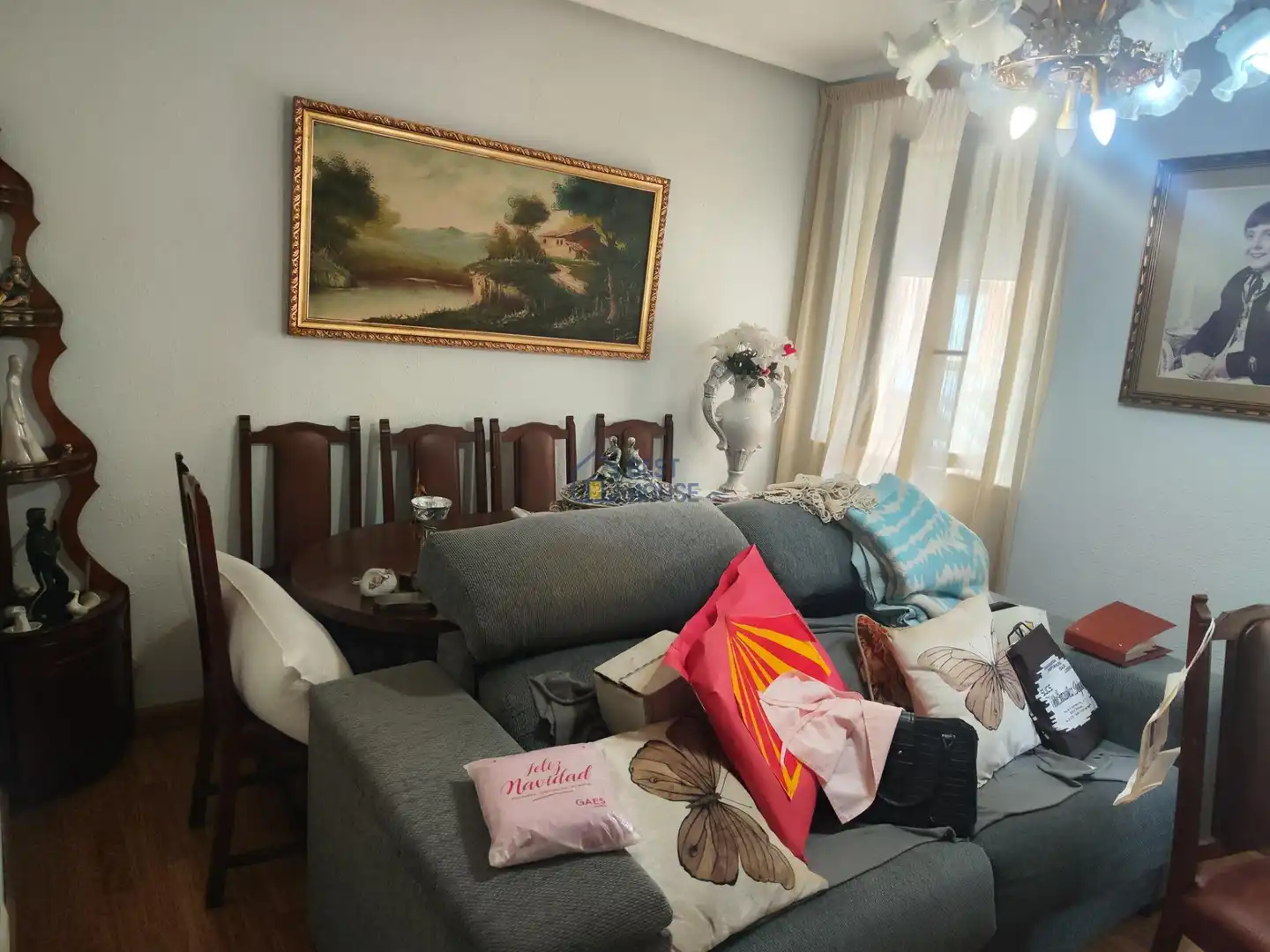 Sala d'estar de Casa o xalet en venda en León Capital  amb Jardí privat, Traster i Alarma