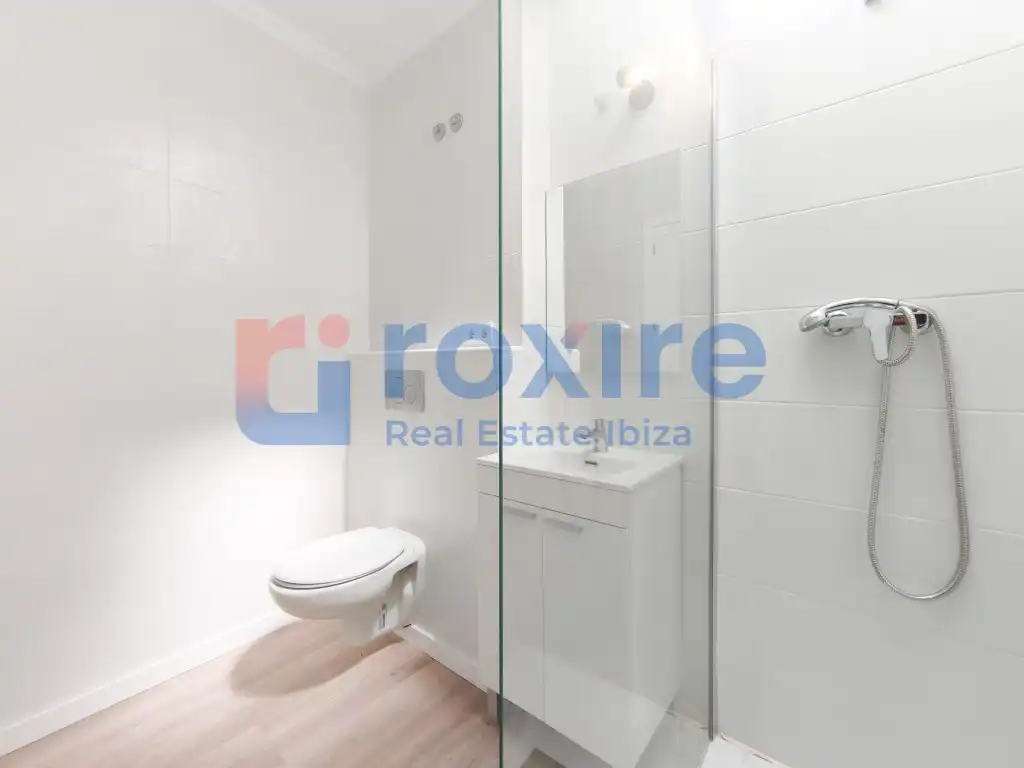 Badezimmer von Maisonette zum Verkauf in Sant Josep de sa Talaia mit Klimaanlage, Heizung und Terrasse