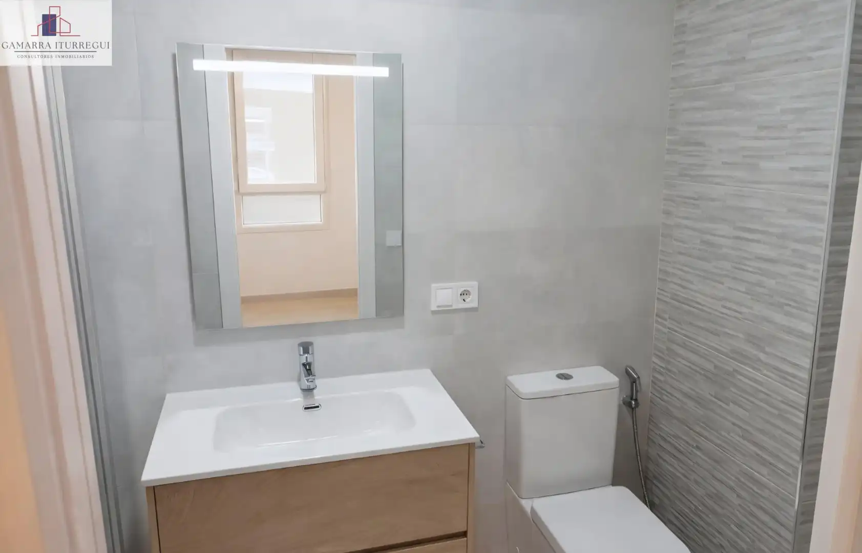 Baño de Piso en venta en Alicante / Alacant con Aire acondicionado, Calefacción y Alarma