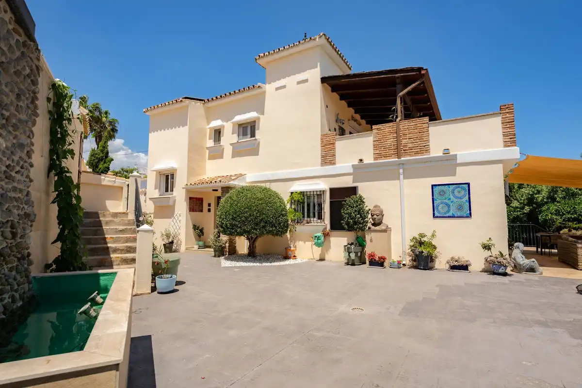 Vista exterior de Casa o xalet en venda en Estepona amb Aire condicionat, Jardí privat i Terrassa