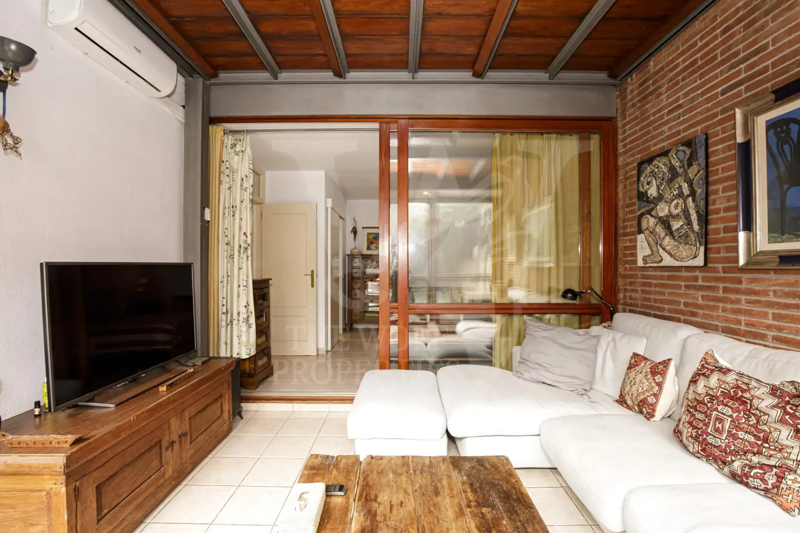 Sala de estar de Casa adosada en venta en Alella con Aire acondicionado, Calefacción y Jardín privado