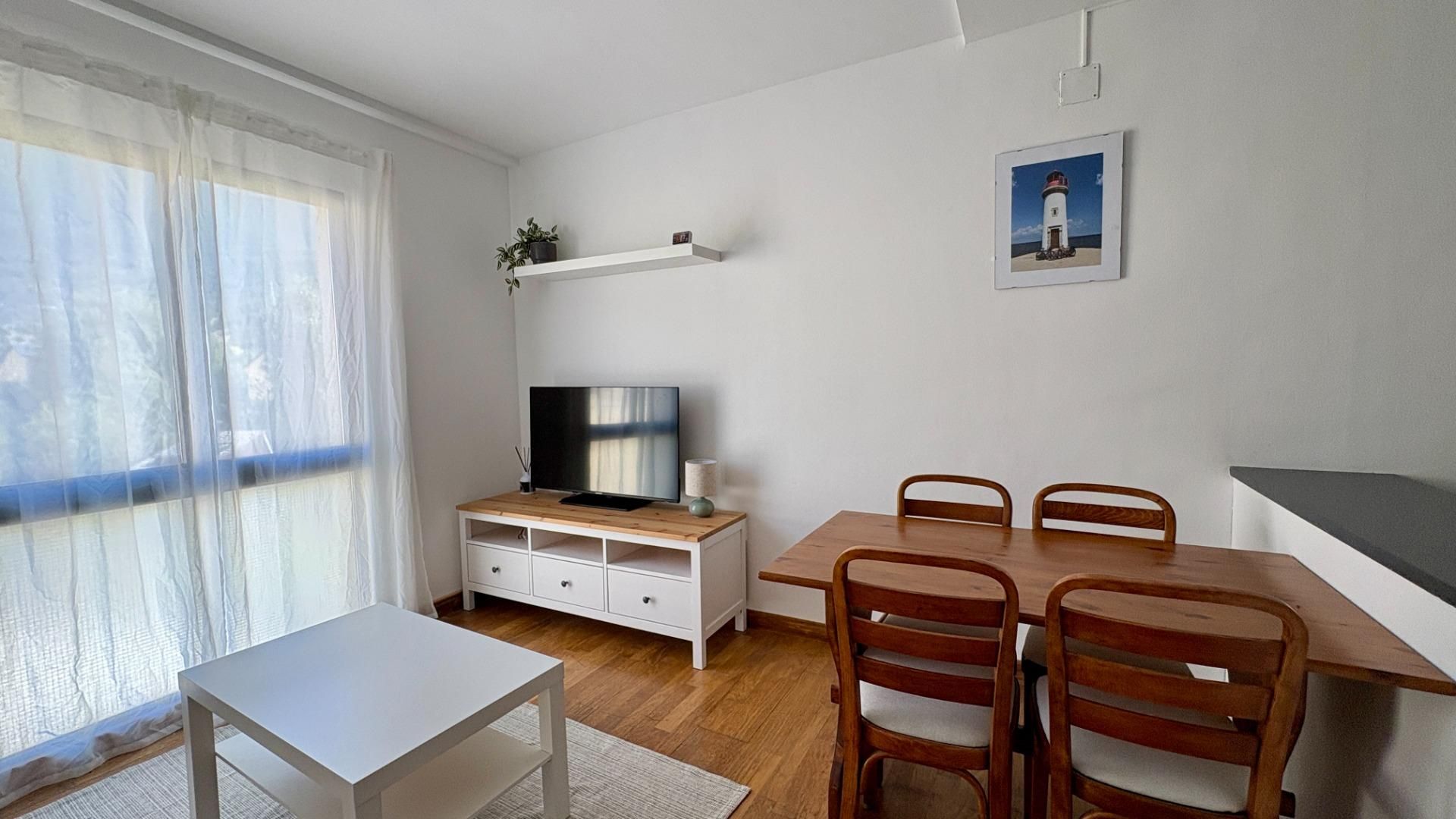 Sala d'estar de Apartament de lloguer en Villanúa amb Calefacció, Jardí privat i Traster