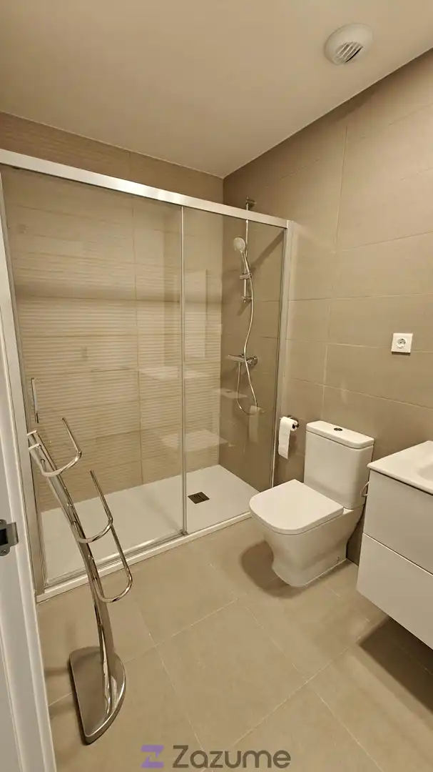 Bathroom of Flat for rent in Sevilla  with Air Conditioner, Private garden and Parquet flooring