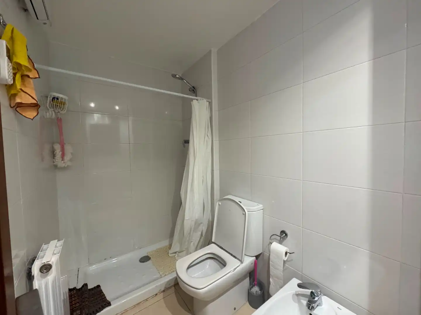 Baño de Piso en venta en Olot con Calefacción, Trastero y Balcón