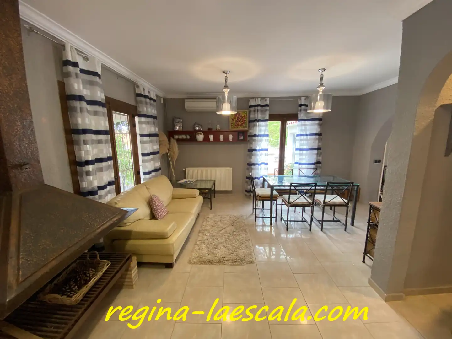 Sala d'estar de Casa o xalet en venda en L'Escala amb Aire condicionat, Calefacció i Jardí privat