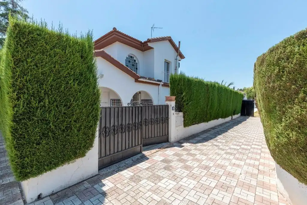 Vista exterior de Casa o xalet en venda en Albolote amb Aire condicionat, Balcó i Piscina comunitària