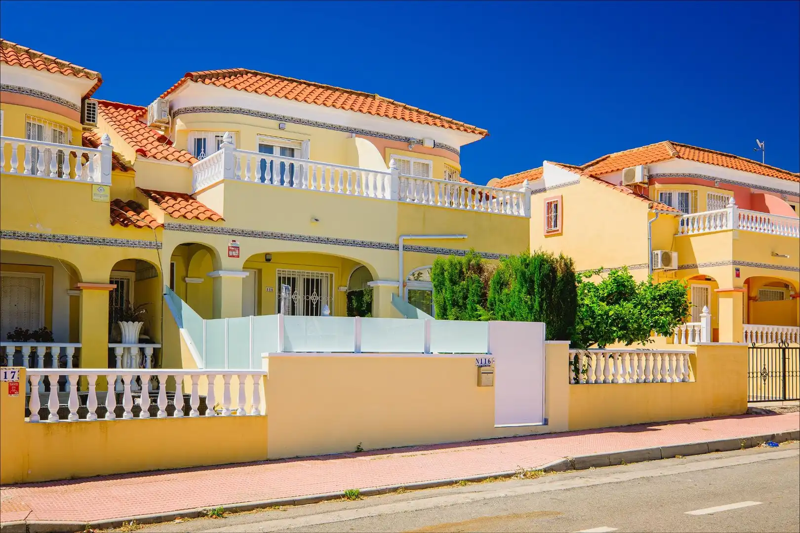 Vista exterior de Casa adosada en venta en Orihuela con Aire acondicionado, Calefacción y Jardín privado