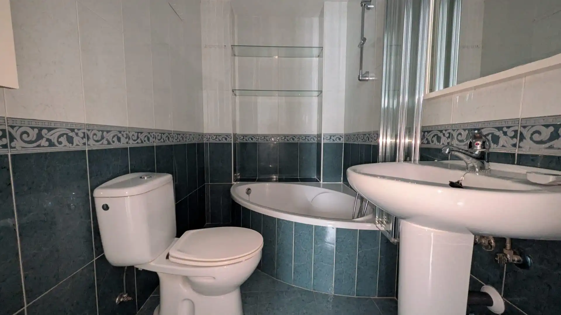 Badezimmer von Wohnung zur Miete in Fuengirola mit Balkon und Whirlpool
