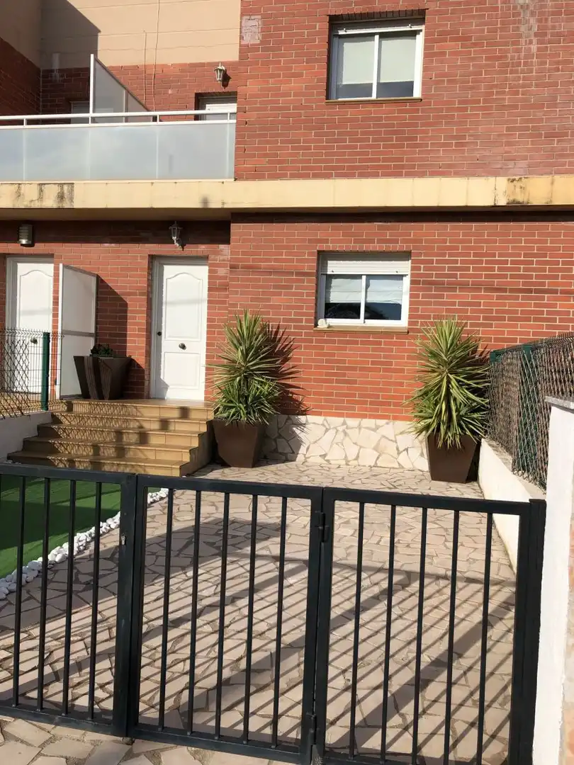 Außenansicht von Einfamilien-Reihenhaus zum Verkauf in Mont-roig del Camp mit Klimaanlage, Heizung und Privatgarten